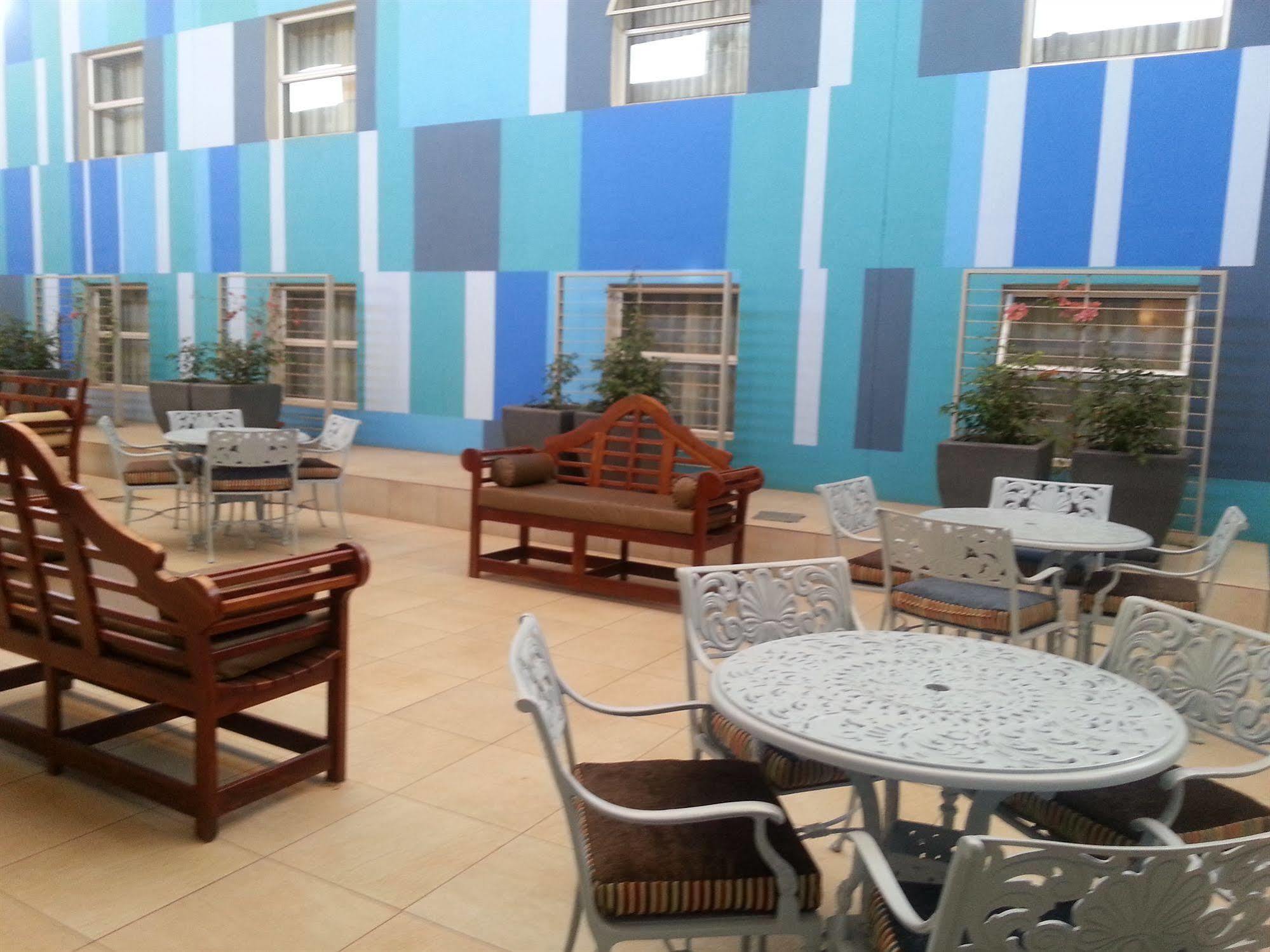 Peermont Metcourt Hotel Франсистаун Екстериор снимка