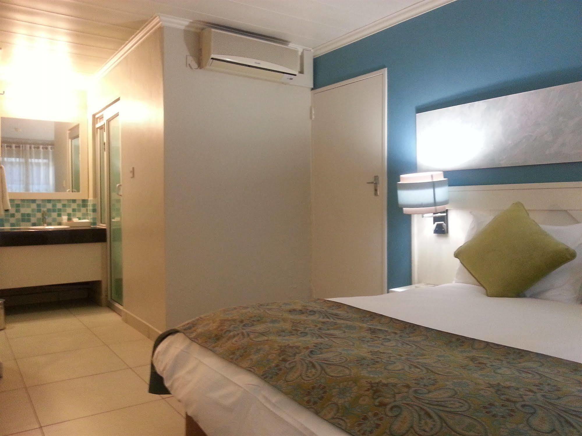 Peermont Metcourt Hotel Франсистаун Екстериор снимка